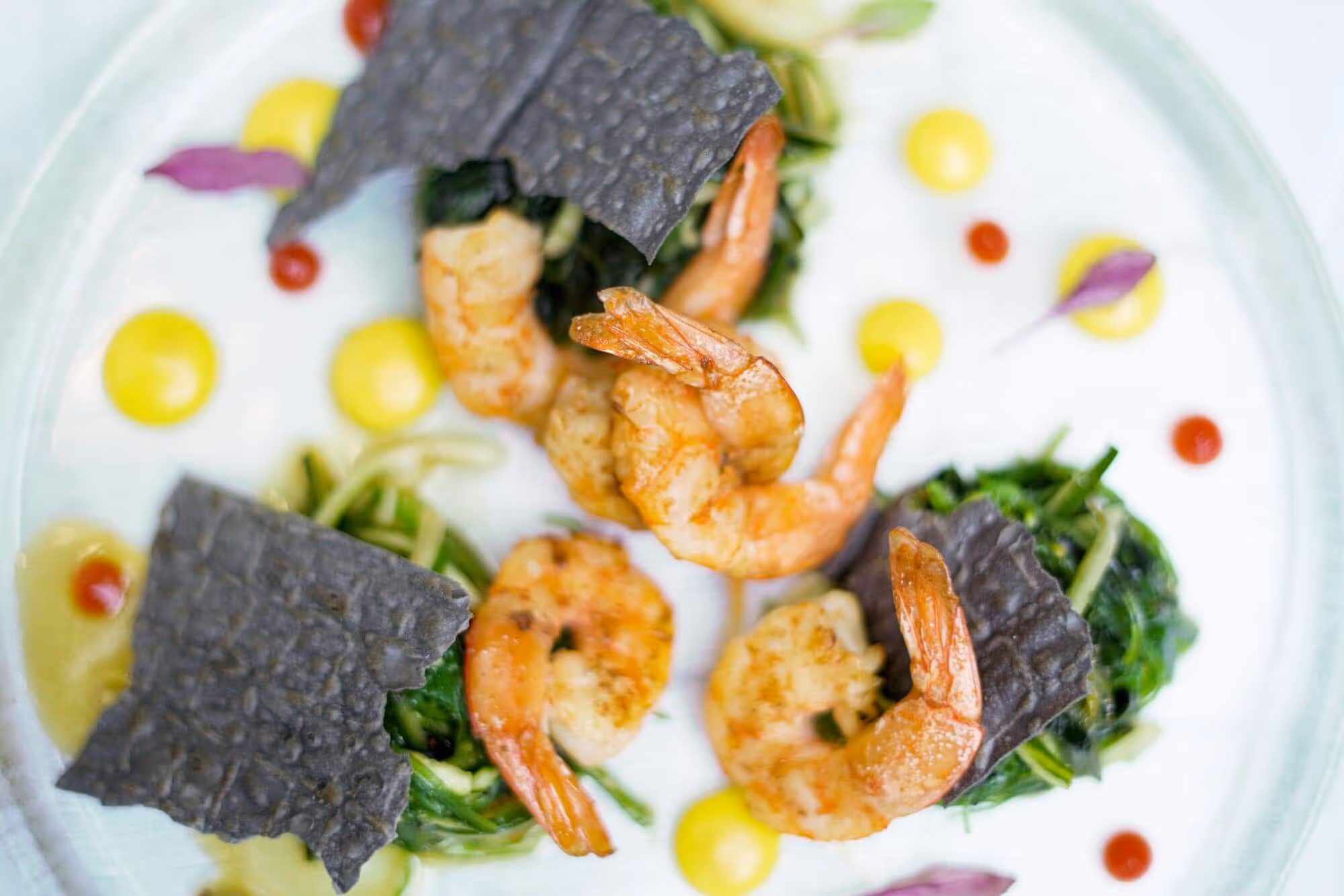 Γαρίδες με σαλάτα από φύκια