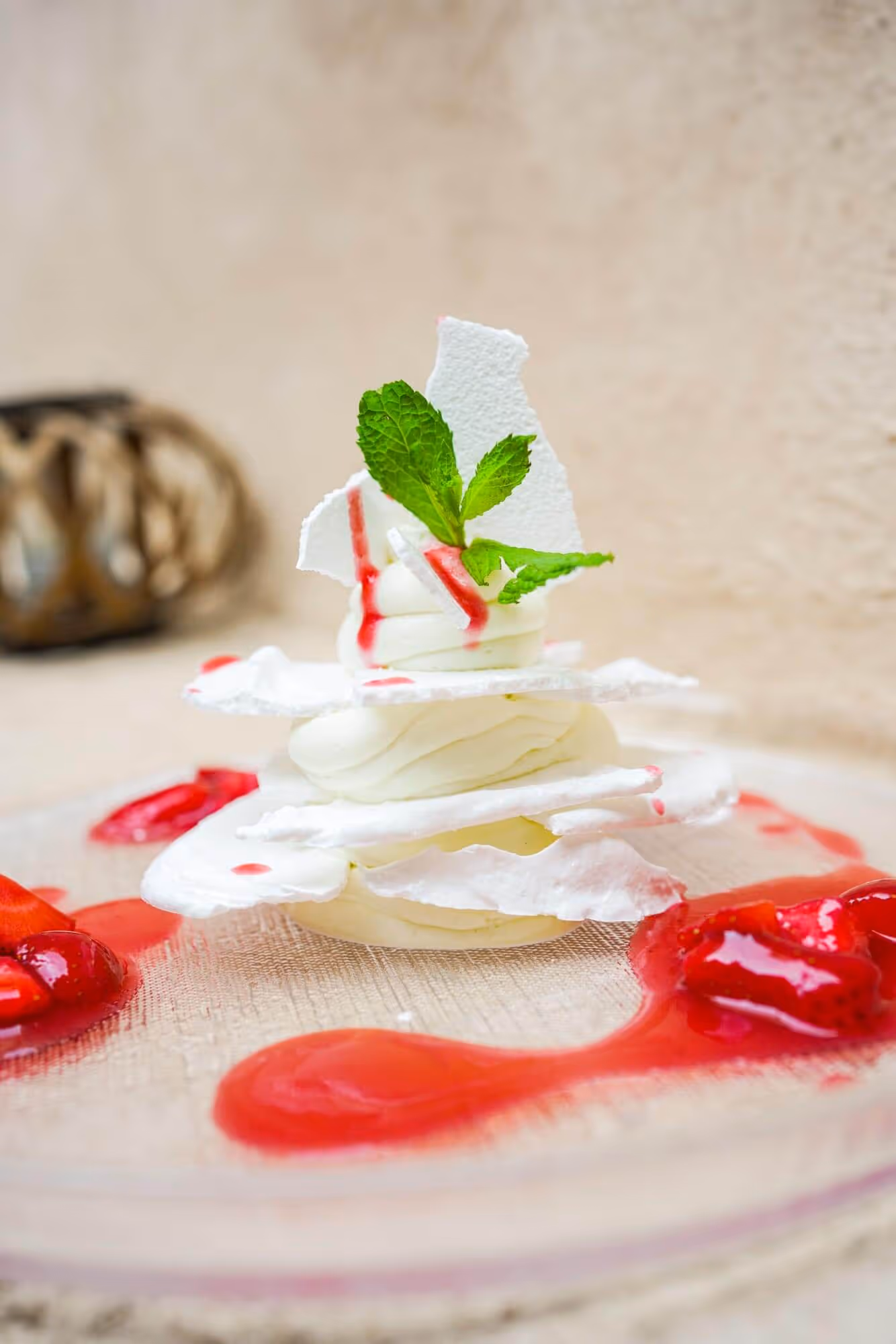 Pavlova Ganache Montee, βανίλια, λεμόνι, φράουλες